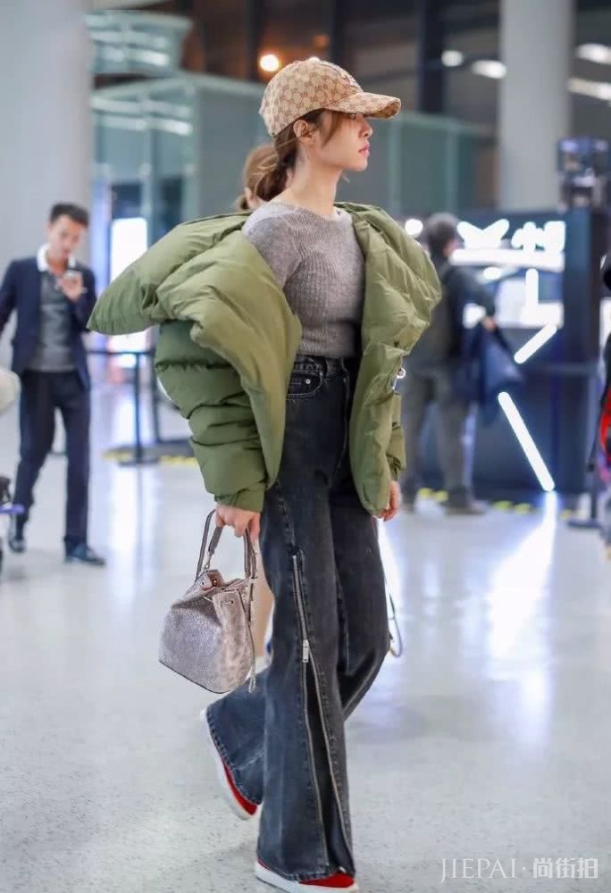 女星们美美过冬的“移动被窝”真是妙,杨超越的暖,欧阳娜娜的潮,