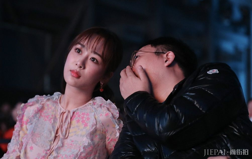 杨紫穿件碎花裙现身,哪家的村姑呢!