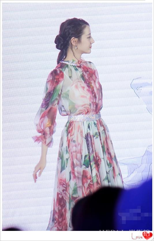 迪丽热巴白色纱裙，搭白色T恤散发着青春与活力的气息