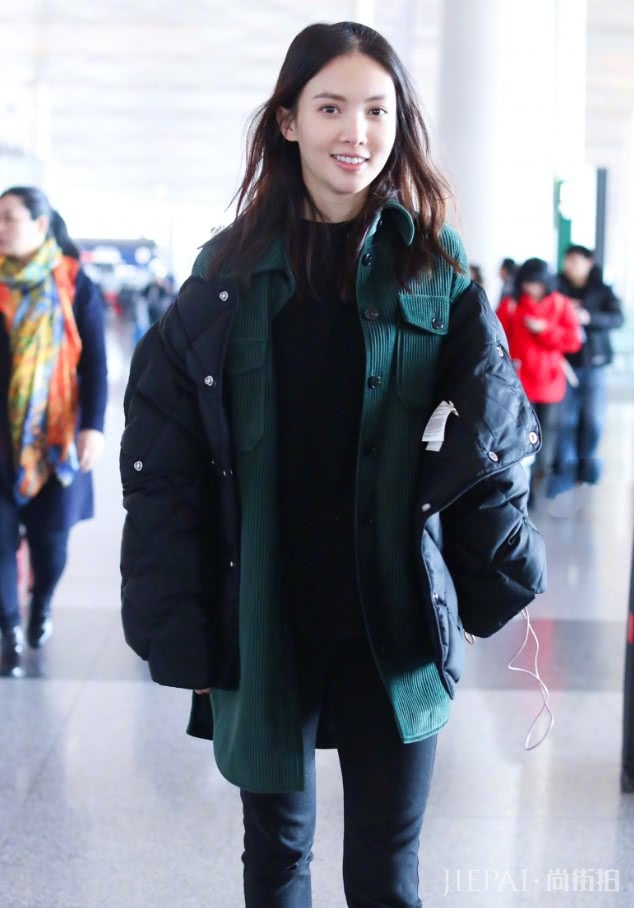 金晨缝线羽绒服那么丑，她却轻松穿出时尚感！