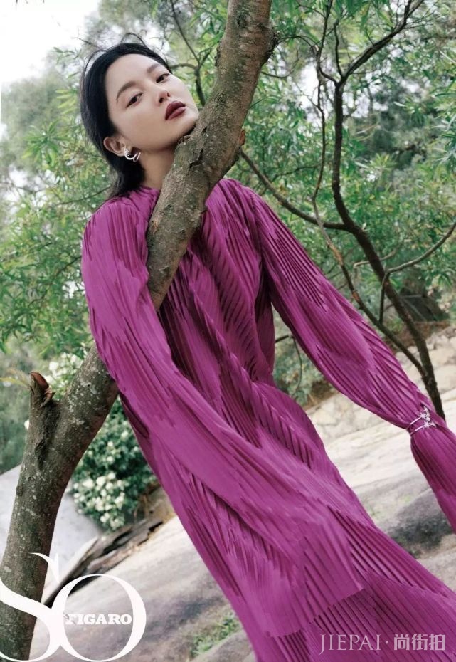 辛芷蕾登杂志封面,女王般躺姿极致性感