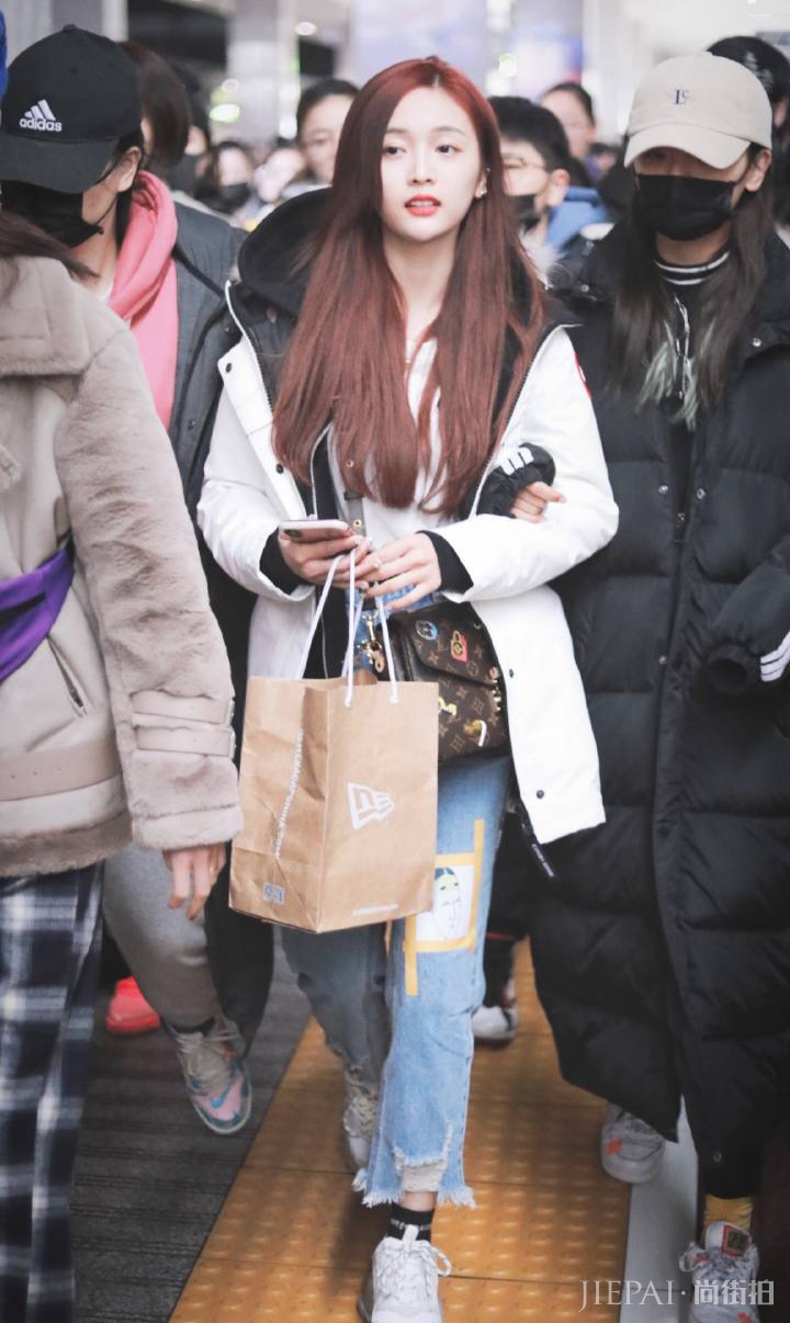 吴宣仪穿搭时尚又减龄,尤其最后一张,再冷也不怕