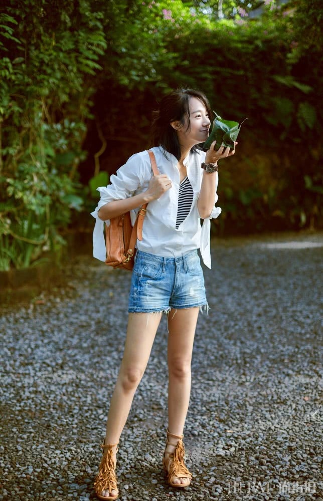 朱丹穿白衬衣剪了齐肩短发,气质清新令人惊艳