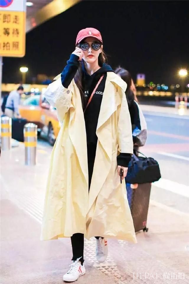 唐嫣齐刘海配粉裙,装嫩到底!