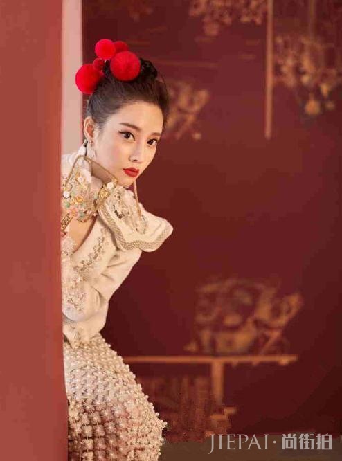 冯提莫登时尚杂志封面,写真照野性十足