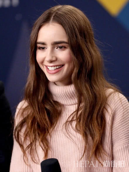 仙女Lily不画大浓妆，衣品回归简约风