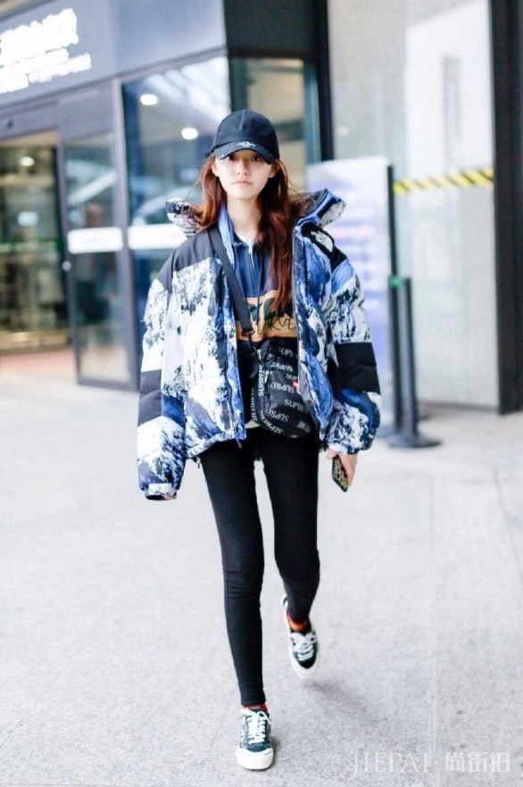 林允紧身裤竟穿成了“腊肠腿”,这时尚难懂!