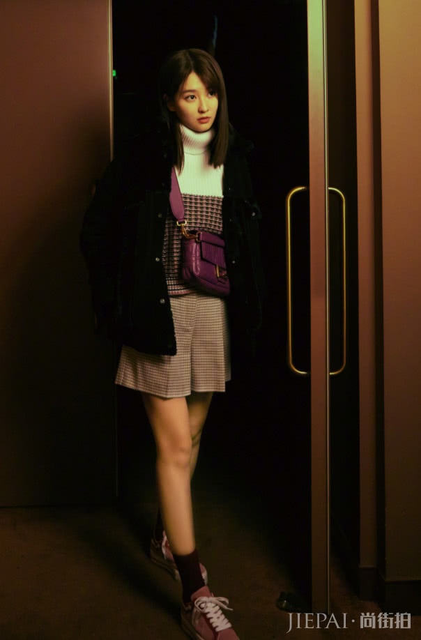 乔欣穿“板砖鞋”和黑色长袜是绝配，时髦到差点认不出！