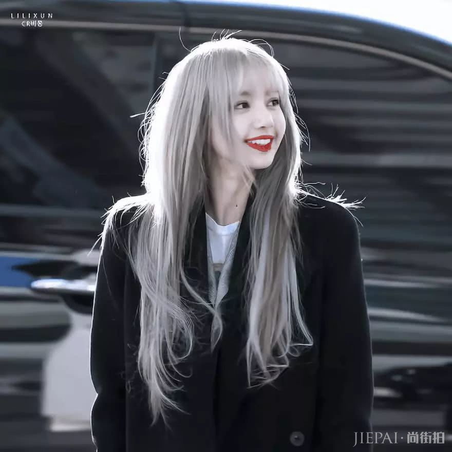 Lisa新发色实名认证“人间芭比”称号