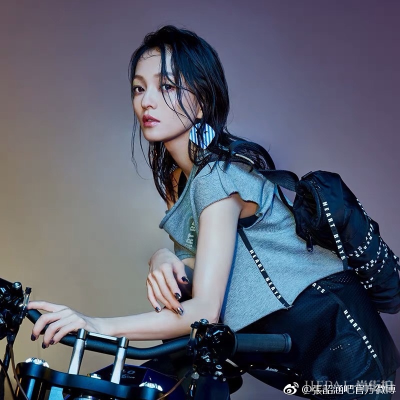 张韶涵的跨年演唱会造型美呆了,戴上帽子保暖又时髦!