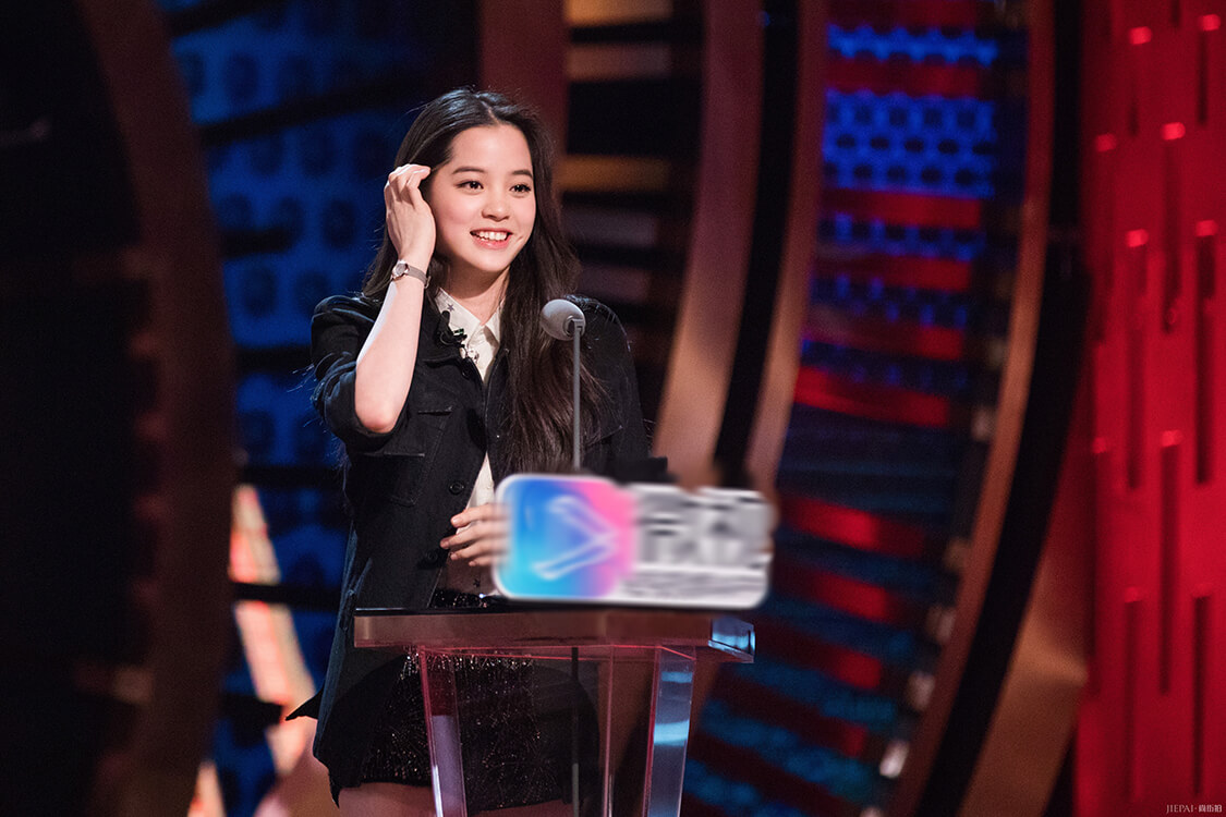 欧阳娜娜简约的全黑打扮酷劲又俏皮