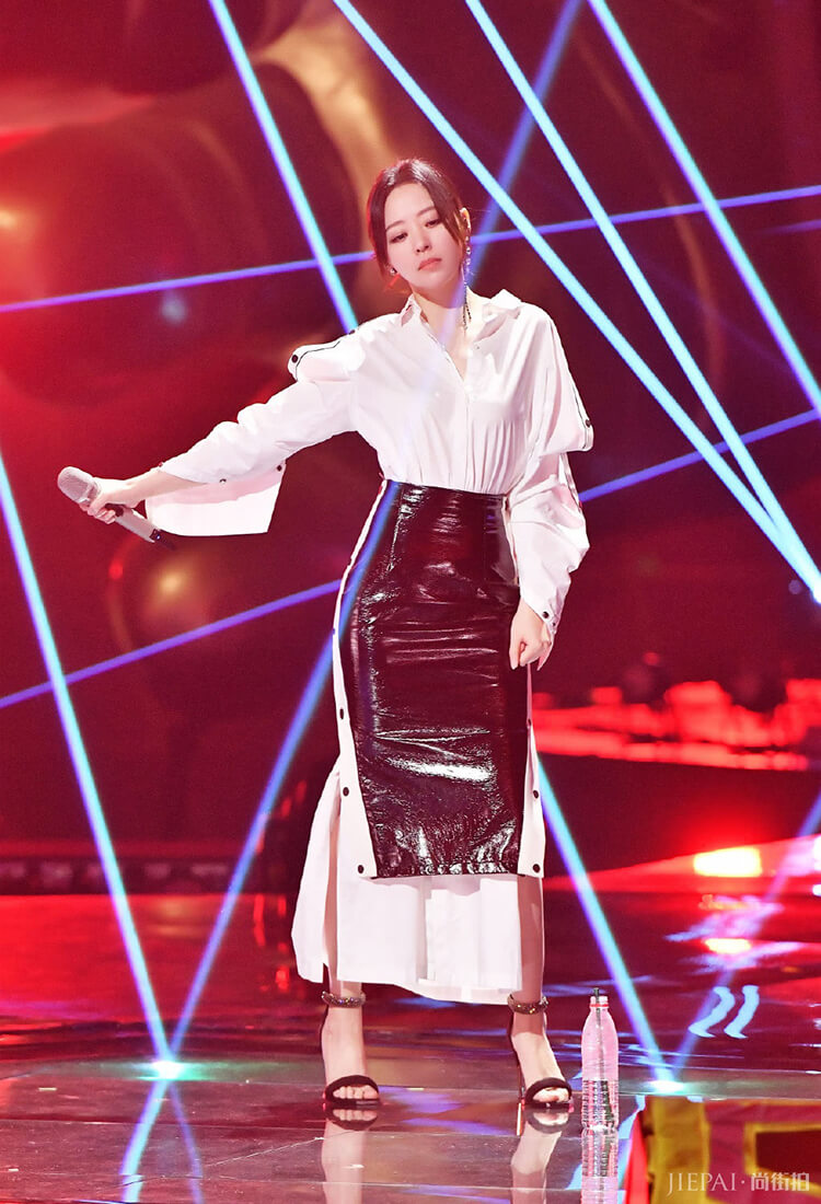 张靓颖一半狂野一半优雅,“村姑”衣品开挂终于逆袭