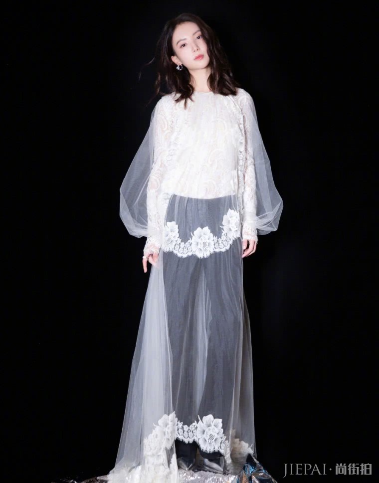 金晨在薄纱裙里穿紧身裤秀美腿!