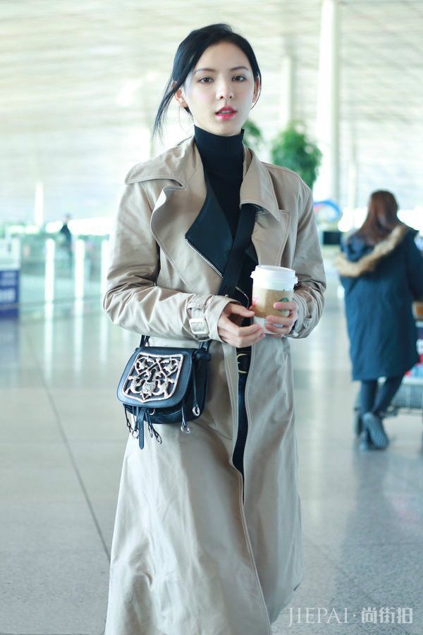 张予曦黑色上衣现身机场，看起来格外迷人！