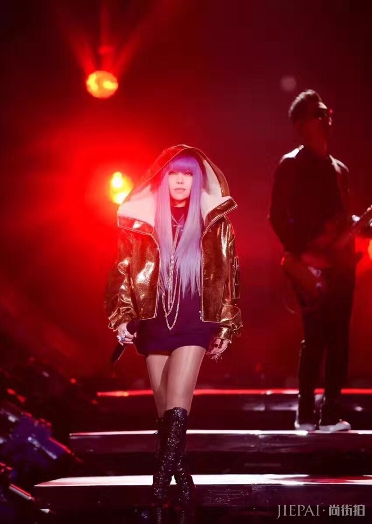 张惠妹胖前胖后如两人，穿上短裙大象腿实力抢镜