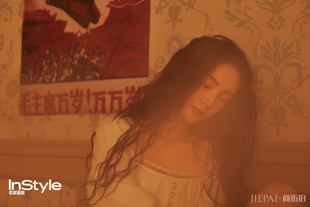 金晨终于烫卷发了,气质更惊艳