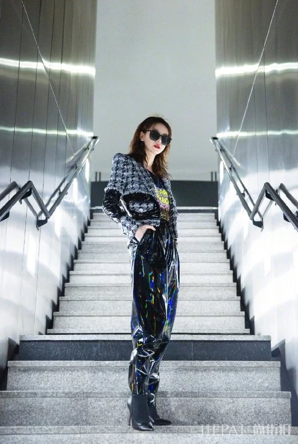 戚薇单鞋居然配上长袜,这时尚有点难懂!