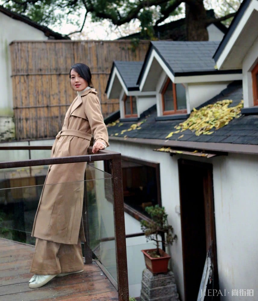 朱丹颜值高就是不一般，烂大街的大衣穿出时髦又优雅！