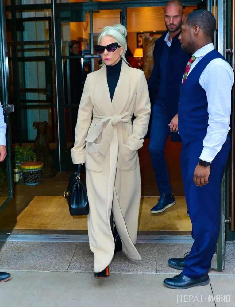 大衣羽绒服里面一件黑色打底衫全搞定