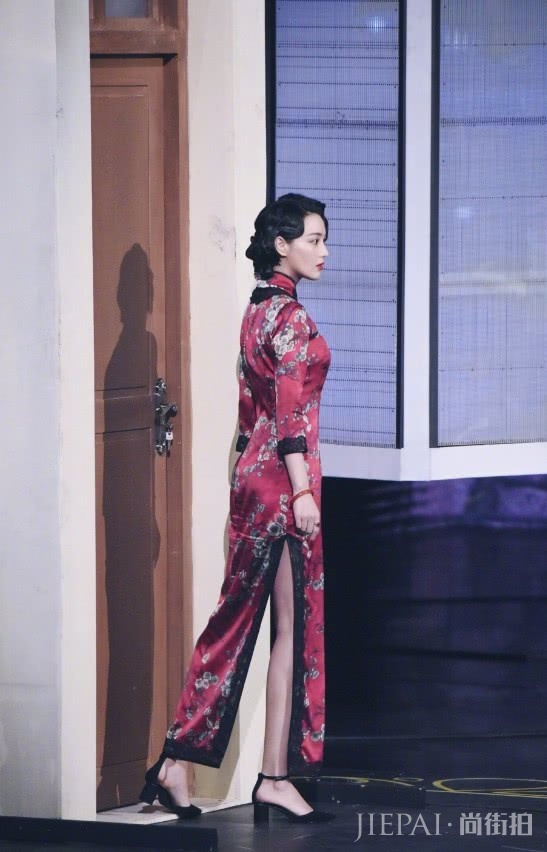 张馨予“道士头”配长裙,除了美还是美!