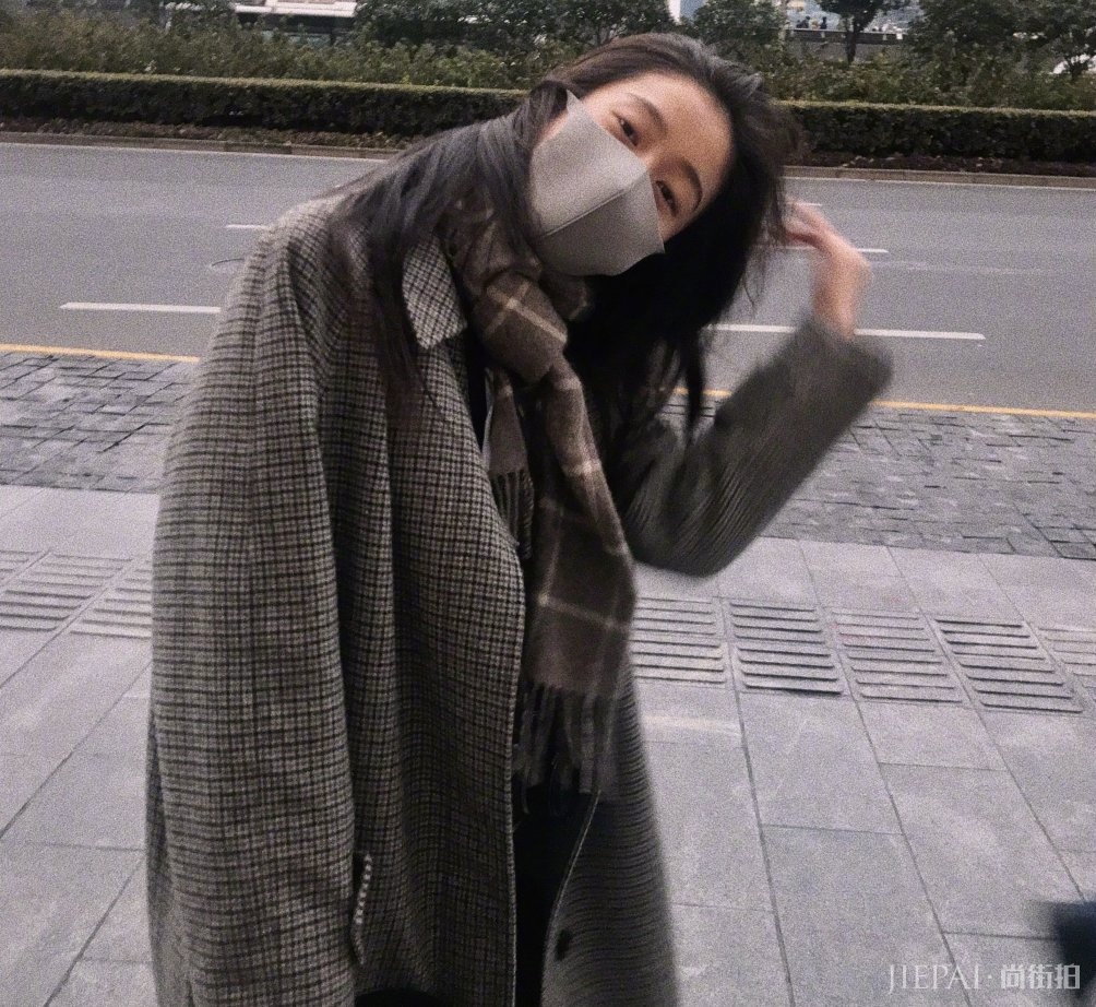 张雪迎一身西装穿成少女,无敌羡慕