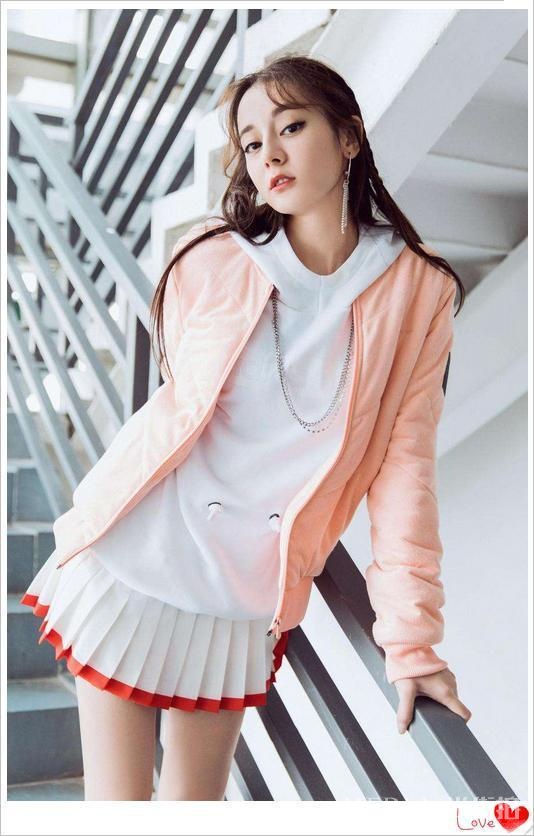 迪丽热巴白色纱裙，搭白色T恤散发着青春与活力的气息