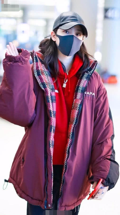 欧阳娜娜竟将阔腿裤穿出了紧身效果,脚踝细到惊人!