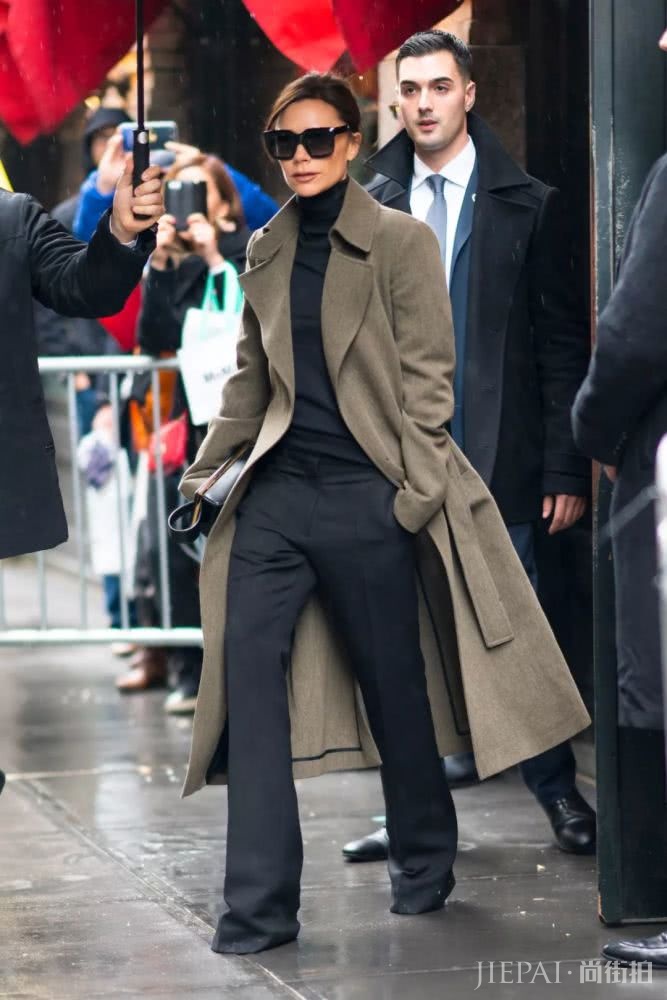 大衣羽绒服里面一件黑色打底衫全搞定