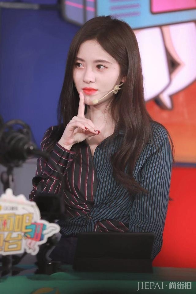 鞠婧祎红色纱裙惊艳众人!终于明白“四千年美少女”不是闹着玩的