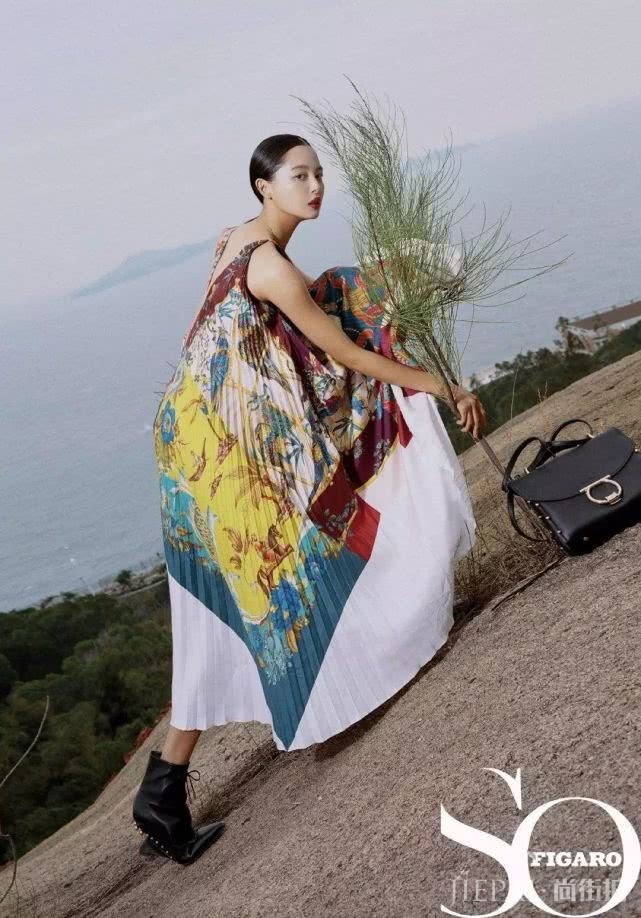 辛芷蕾登杂志封面,女王般躺姿极致性感