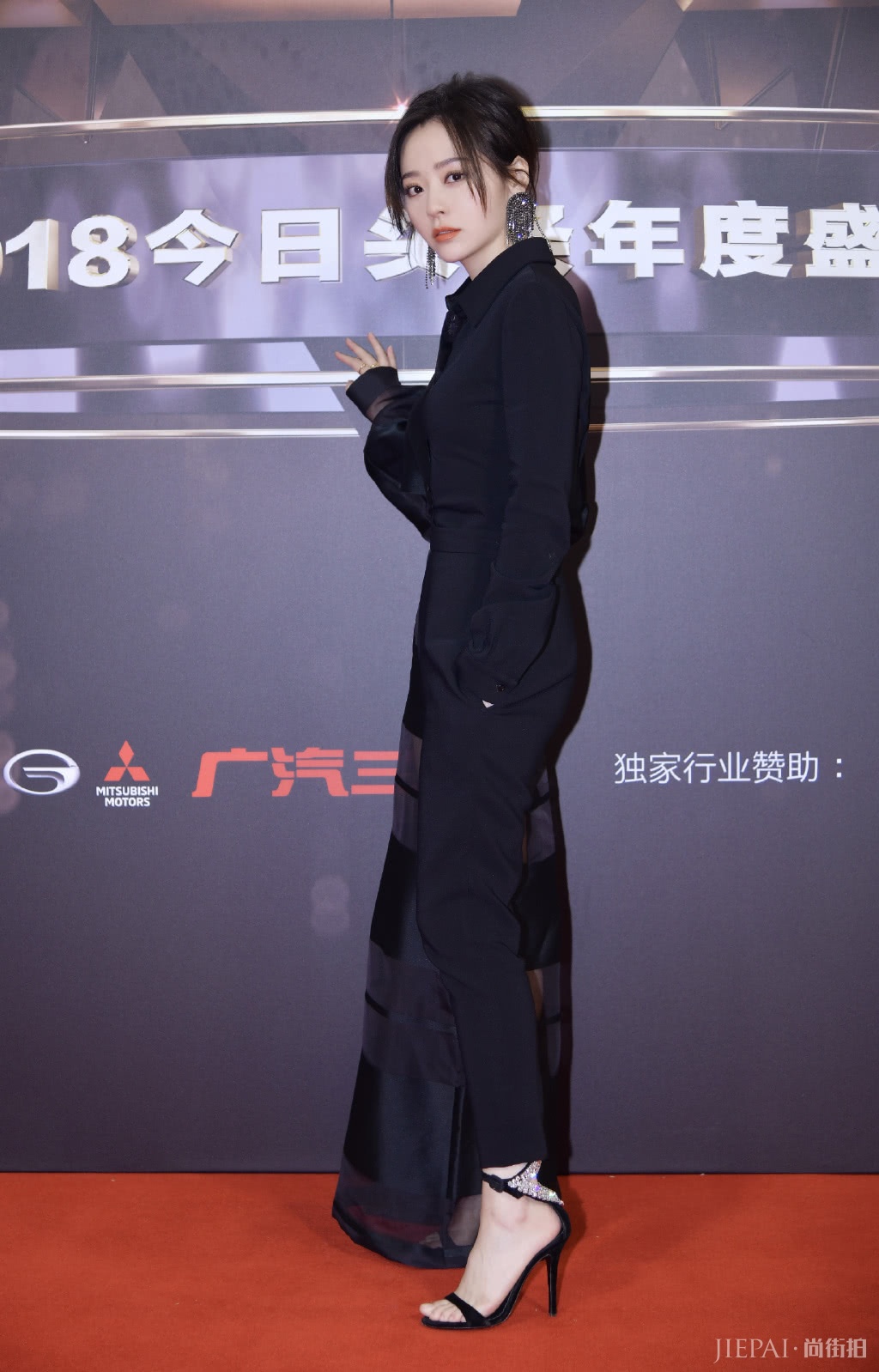 张靓颖一半狂野一半优雅,“村姑”衣品开挂终于逆袭