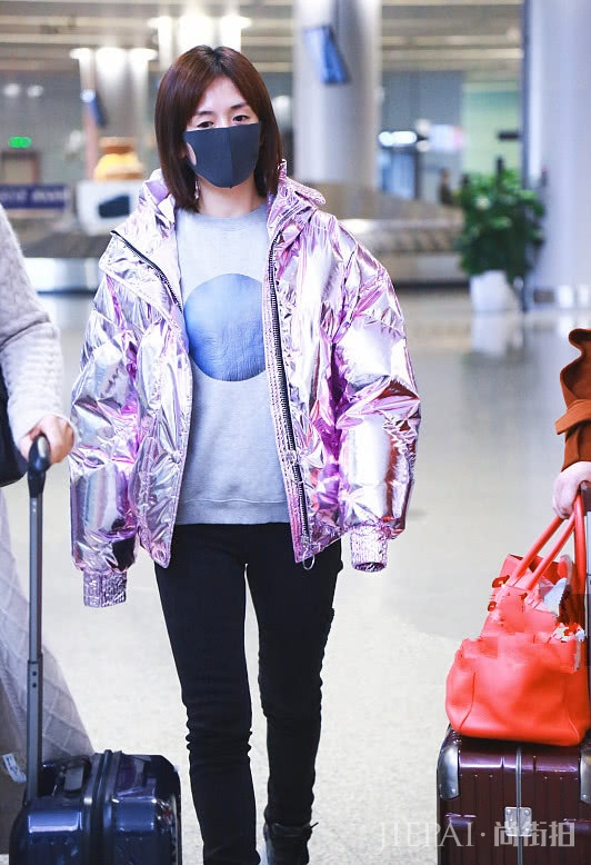 谢娜拿镭射服配休闲裤竟不丑！