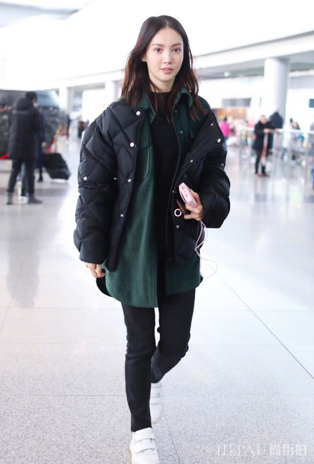 金晨缝线羽绒服那么丑，她却轻松穿出时尚感！