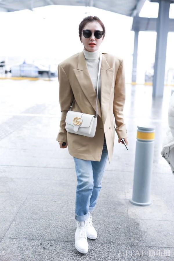 酷女孩能轻松消除西装的严肃正式感 穿出洒脱自如