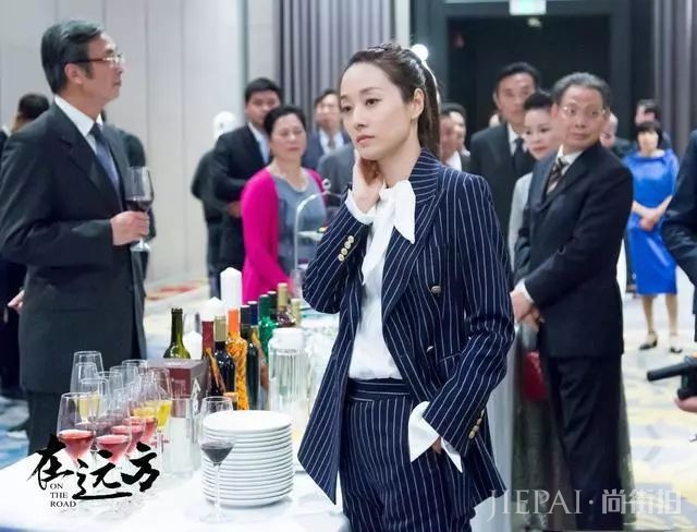 马伊琍再一次挑战长发,扎高马尾不光漂亮,还有气质!