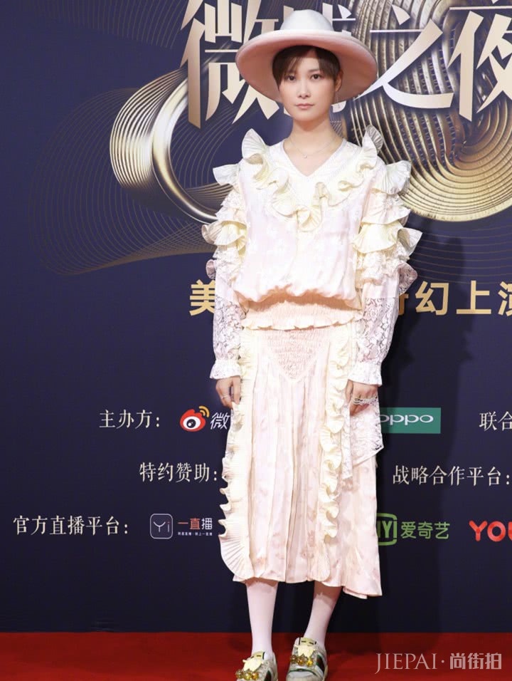 李宇春穿“木耳裙”毫无气质,这造型不忍直视!