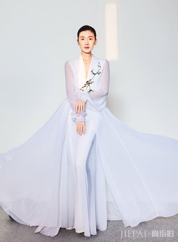 “十八岁的天空”倪景阳,如今容貌未变美出天际!