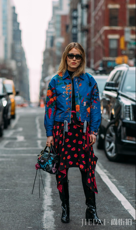 半身裙怎么搭配好?用超高饱和度半身裙打造街头时尚风