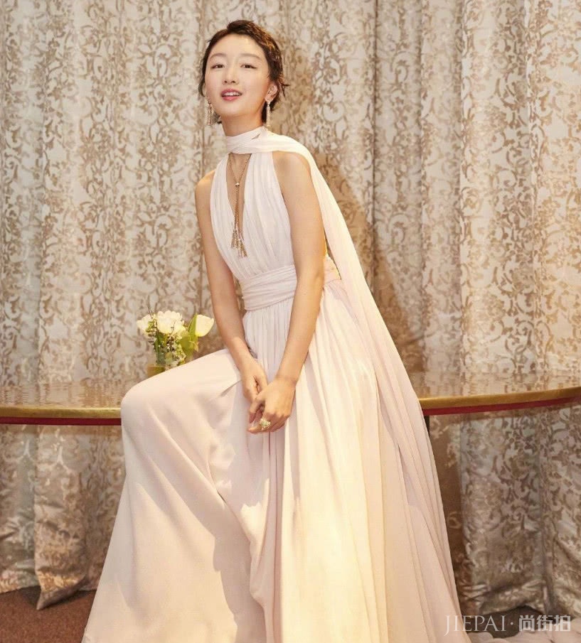 周冬雨V型裙子，这一身十分简约大气！