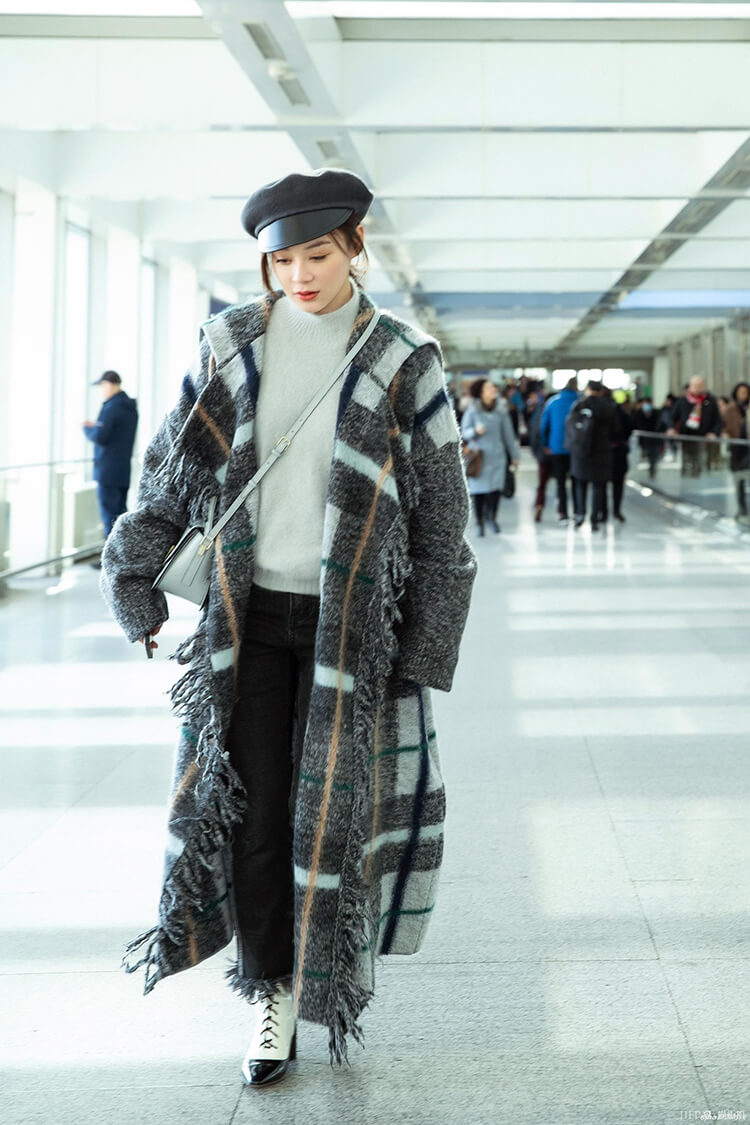 袁姗姗机场街拍 格纹大衣搭配报童帽，瞬间变身温柔小姐姐