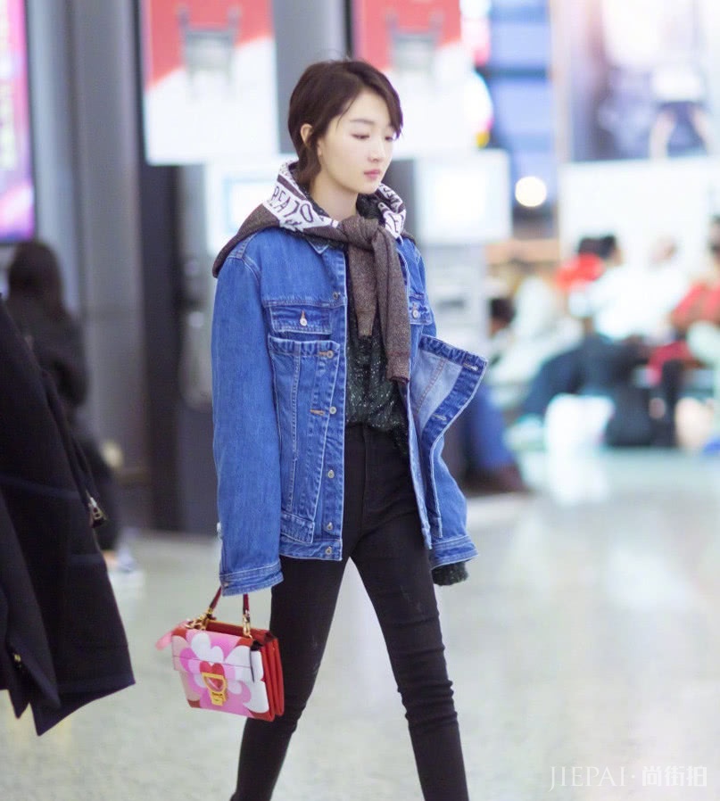 周冬雨V型裙子，这一身十分简约大气！