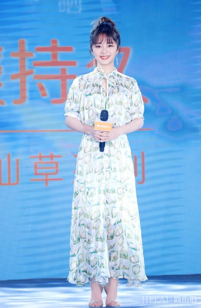 谭松韵的穿衣不仅只有少女感，换上衬衫配格纹开叉长裙后秒变知性女神