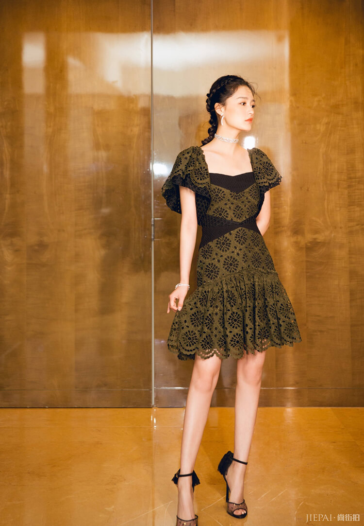 杨幂皮衣混搭荷叶裙李沁的礼服领口太特别！