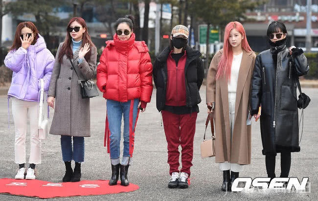 韩国女团Apink上班，五颜六色居然不丑