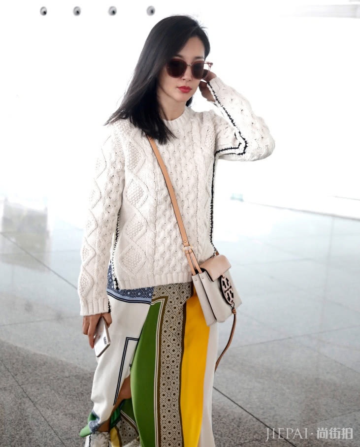 李冰冰“缝”起来几块丝巾,居然穿出了初恋的感觉