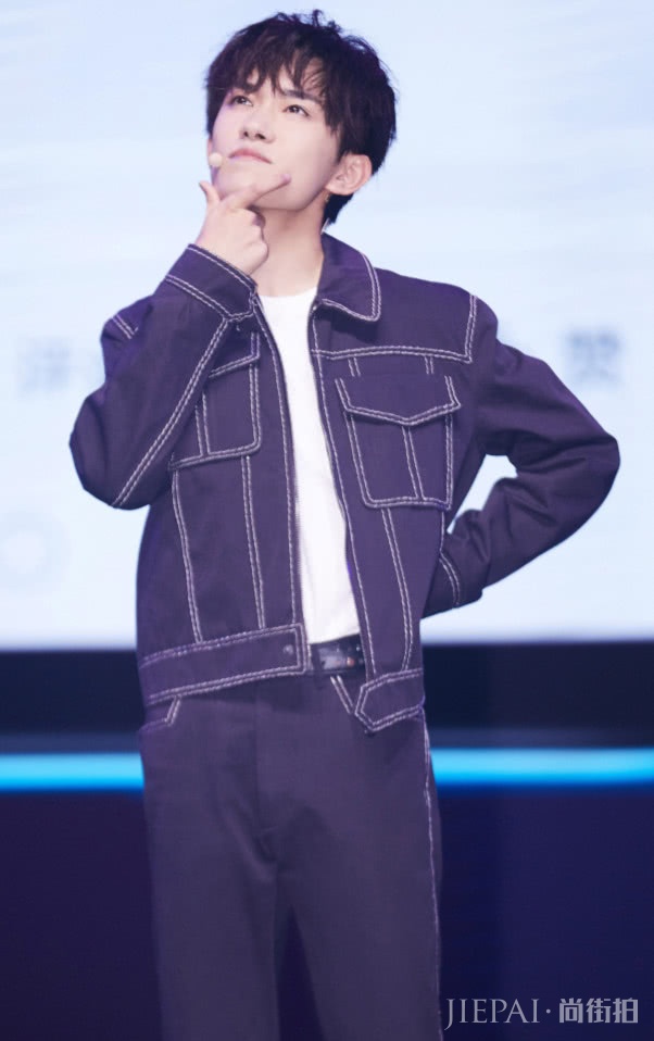 易烊千玺脖子上挂“口哨糖”,意外时尚!