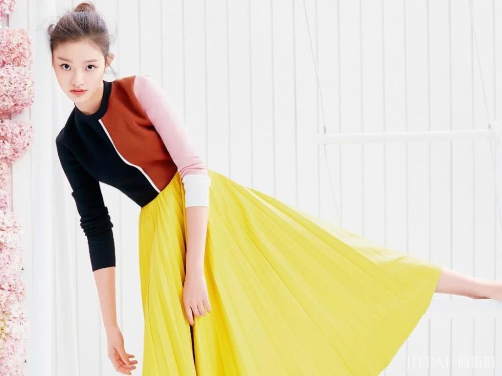 林允穿牛仔裤裤，双腿依旧纤细