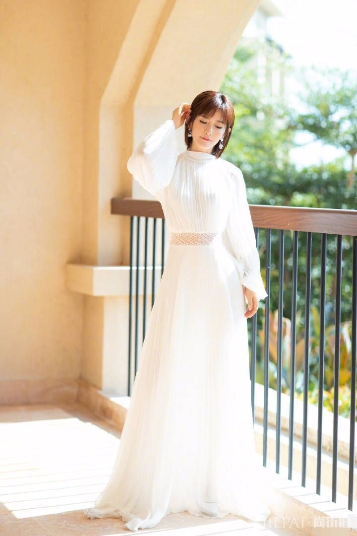 谢娜希腊长裙配纸片腰美回仙女了!