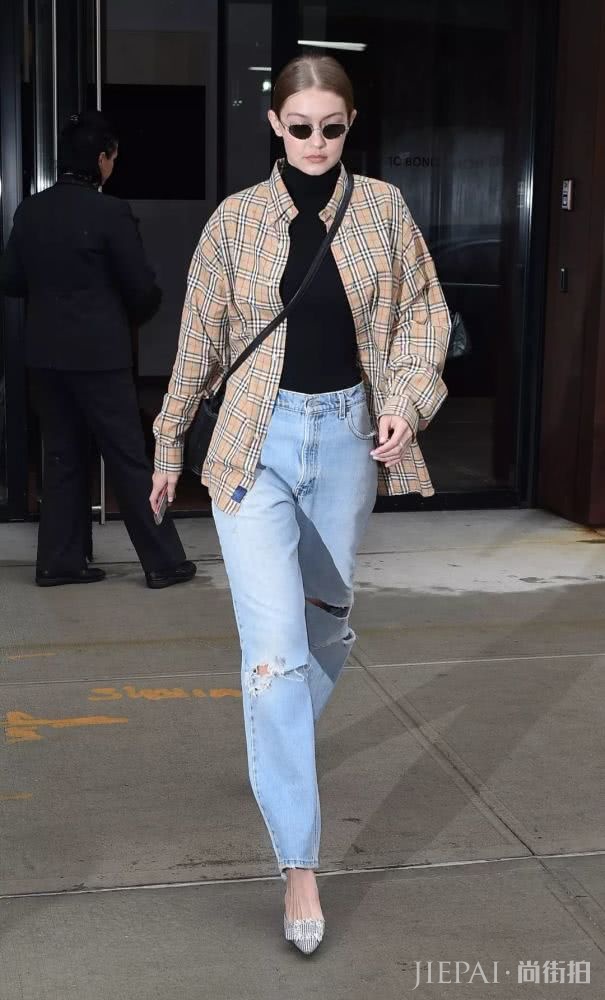 大衣羽绒服里面一件黑色打底衫全搞定