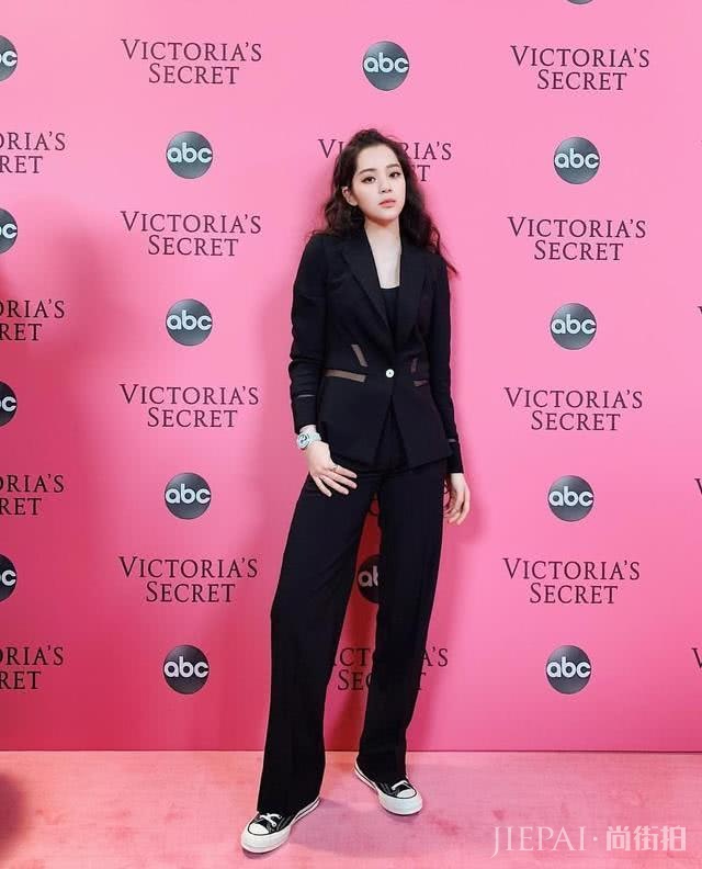 拥有50双匡威的欧阳娜娜,竟输给这位天才超模,3双匡威就赢了